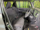 運転席まわりには十分なスペースがあり、大柄な方でもゆったり運転していただける環境です。