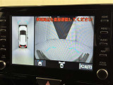 パノラミックビューモニターを装備。駐車場や交差点でクルマを真上から見るように周囲を確認できます。機能の詳細は販売店スタッフまでおたずねください。