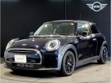 MINIのフロントグリルのデザインはイギリスで生まれた当初から、シルバーのサイドバーが折り重なった伝統的なデザインで御座います。その伝統はBMWのお車になってからでも少しずつ形を変えて守られております