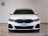 BMW代表的な特徴のキドニーグリル。BMWのすべてのモデルに採用され、BMWらしさを強調しております。