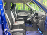 運転席まわりには十分なスペースがあり、大柄な方でもゆったり運転していただける環境です。