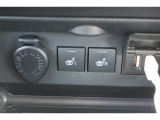 運転席と助手席にシートヒーターが付いています。