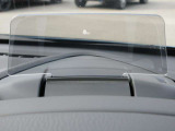 必要な情報を投影するヘッドアップディスプレイ(運転席前のガラス等に車速やナビ情報を投影する機能)。視線移動を抑え、速度やナビのルート案内、安全警告を直感的に確認。長距離運転でも疲れません。