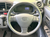 インテリアに合わせたデザインのステアリングは、運転される方のことも考え、運転しやすい形状、大きさです。是非一度、実際に触ってお確かめください。