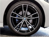 BMWの純正アロイホイールは軽量かつ強度にも優れているホイールで走行性能を引き上げる設計になっております。足元にもBMWは妥協がなくこだわっている個所になります。
