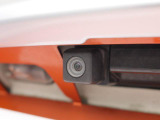 後退時に車両の後ろ側をモニター画面に表示します。車庫入れなどでバックする際に後方確認ができて便利です。車庫入れが苦手な人もこれで安心。