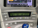【オートエアコン】一度お好みの温度に設定すれば、車内の温度を検知し風量や温度を自動で調整。暑い&hellip;寒い&hellip;と何度もスイッチ操作をする必要はありません。快適な車内空間には必須の機能ですね♪