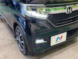 【LEDヘッドライト】悪天候や夜間走行時も良好な視界を確保し安心して運転できる高輝度LEDヘッドライトを装備!点灯速度が早く、消費電力も抑えられています。