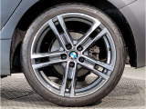 BMWの純正アロイホイールは軽量かつ強度にも優れているホイールで走行性能を引き上げる設計になっております。足元にもBMWは妥協がなくこだわっている個所になります。