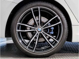 BMWの純正アロイホイールは軽量かつ強度にも優れているホイールで走行性能を引き上げる設計になっております。足元にもBMWは妥協がなくこだわっている個所になります。