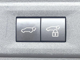 【パワーバックドア】スマートキーや運転席のボタンを押すだけでリアゲートが自動で開閉します!荷物を持っている時や、高い位置にあるバックドアを閉める際に便利な機能です♪