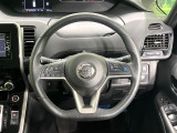 インテリアに合わせたデザインのステアリングは、運転される方のことも考え、運転しやすい形状、大きさです。是非一度、実際に触ってお確かめください。