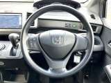 インテリアに合わせたデザインのステアリングは、運転される方のことも考え、運転しやすい形状、大きさです。是非一度、実際に触ってお確かめください。