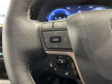 ステアリングスイッチ付きで、運転中に視線を前に向けたまま操作できます。