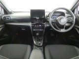 運転席・助手席を入れたインストルメントパネル全体画像です。
