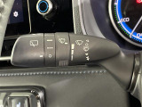 【オートワイパー(AUTO)】雨が降り出した時に、雨滴検出用センサー(レインセンサー)が雨滴を感知すると、自動でワイパーが動作します。