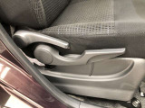 運転席シート座面は上下アジャスター付きです。お好みの位置に調整可能です。