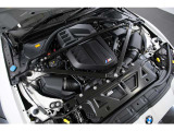 S58型3.0L直列6気筒Mツインパワー・ターボ。510psを発生し、0-100km/h加速はわずか3.7秒。クローズドサーキットで鍛えられた本物のパワーユニットです。