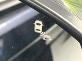 【ブラインドスポットインフォメーション】走行中、ドアミラーの死角になりやすい箇所に後続車が接近するとサイドミラー付近に警告を表示、ドライバーに注意喚起をしてくれます。