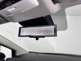 スマートルームミラーで後方の映像がルームミラーで確認できます。
