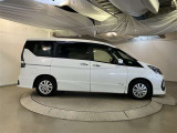運転席側も電動スライドドアになってます。ショッピングなどでのお買い物時手がふさがっていてもドアに軽く触れるかリモコンで開閉できるので便利です!