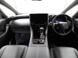 上質で落ち着いた印象のインパネ。視界も広々で運転しやすいです。