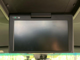 【フリップダウンモニター】大画面モニターで後席でもエンタメをお楽しみいただけます。小さなお子様にも大人気の装備です♪