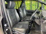 【ハーフレザーシート】高級感と座り心地を両立した人気のシート♪背面・座面はスエード調となっており、肌触りや滑りにくさに優れています。気温や服装に左右されず快適にお乗りいただけます。