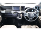 操作性に優れた運転席となります!小物入れや各ボタンの配置にこだわり、使いやすいです!座り心地もよく視認性も良好なのでロングドライブもお任せ下さい!