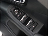 運転席ドアにはパワーウィンドウスイッチが集約され、ドアミラー調整スイッチも装備!1か所で簡単に操作が可能です!