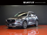 中古車専門再生工場にて熟練専任スタッフが丁寧に清掃、仕上げを実施しております。また、お客様に安心してご検討いただける様、公取協が定める基準に基づき車両検査を実施し、車両状態評価証を発行しております。