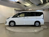 助手席側は電動スライドドアになってます。運転席やキーのリモコンで開閉できるので手が塞がっていても楽に積み降ろし出来ますよ。