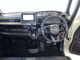 運転席周りのレイアウトをご覧ください。ナビゲーションが綺麗に装着されすっきり収まってますね!