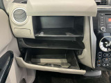 車検証入れになどにも使える便利な収納BOXあります。