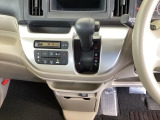 足元スッキリ、インパネシフトです。パーキングブレーキはフットブレーキタイプなので、運転席と助手席の間がスッキリしています。