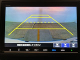 【バックカメラ】運転が苦手な方も車庫入れラクラクです!ギアをリバースに入れれば自動的に切り換わりますので、面倒な操作は不要です♪狭い駐車場もお車を傷つけず安心ですね!