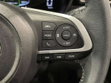 ステアリングスイッチ付きで、運転中に視線を前に向けたまま操作できます。