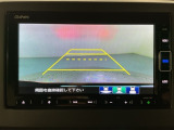 リバースギアに入れるだけで後方の表示へ切り替わります。夜間や雨の日の駐車も楽になりますよ。