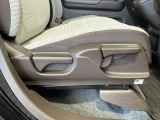 シートハイトアジャスターが付いているので運転姿勢を調整するのに便利ですね。身長に合ったシートポジションは安全運転や疲労軽減にもつながります。