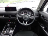【運転席インテリアデザイン】左右対称のインテリアデザインでドライバーを包み込み運転に集中できるように設計されています。