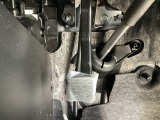 パーキングブレーキは、フットブレーキタイプです。