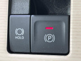 【電動パーキングブレーキ】パーキングブレーキは便利な電動式!ボタン一つで操作でき、アクセルを踏めば自動で解除されます♪レバーやペダルが無いので運転席廻りもすっきりしますね♪