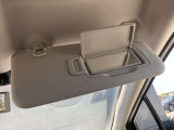 運転席には鏡付きのサンバイザーが付いていますので便利です。