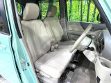 運転席まわりには十分なスペースがあり、大柄な方でもゆったり運転していただける環境です。