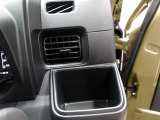 運転席のカップホルダーはエアコンの吹き出し口にありますので冷やしたり温めたりすることが出来ます☆