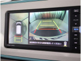 パノラミックビューモニター付きです。車両を上から見たような映像をディスプレイオーディオ画面に表示。運転席からの目視だけでは見にくい、車両周辺の状況をリアルタイムでしっかり確認できます。