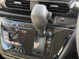 【オートエアコン】一度お好みの温度に設定すれば、車内の温度を検知し風量や温度を自動で調整。暑い&hellip;寒い&hellip;と何度もスイッチ操作をする必要はありません。快適な車内空間には必須の機能ですね♪