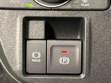 指先だけで簡単に操作が可能な電動パーキングブレーキを採用。「HOLD」スイッチを押すと、渋滞や信号待ちなどでブレーキペダルから足を離しても、ブレーキを保持するので安心です