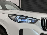 アダプティブLEDヘッドライトはステアリングを切った方向を照らします。