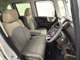 座面も厚みがあり背もたれも高く、広い足元にゆったり座れるシートです。運転席と助手席の間が空いている為、助手席側への移動がスムーズです。交通量の多い道でも助手席側から乗り降りができます。